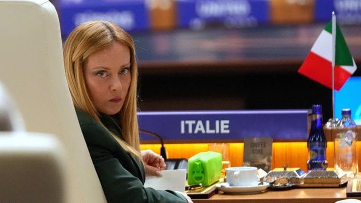 Meloni fredda con Trump a Ankara: “Non mi pento di nulla, c’erano affinità”. Ma lo critica sull’Iran