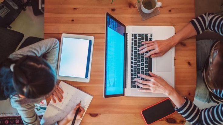 Lavoro e digitale: cosa si può fare, quali siti sono vietati, quanto si può esser controllati