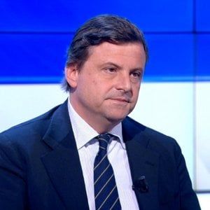 Alitalia, Calenda: "Il fallimento sarebbe uno shock per il Paese"