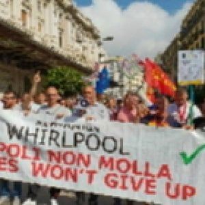 Whirlpool Napoli, protesta degli operai davanti al Consolato Usa