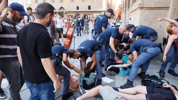 Accusò la polizia di averla spogliata e perquisita, la pm: “E’ stata seguita la prassi”