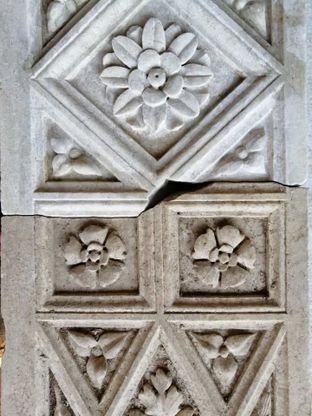 Cuma, restaurata la lastra marmorea ritrovata nel ninfeo dei Luccei