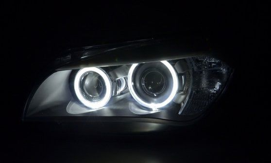 Auto a fari spenti, il pericolo arriva dalle luci diurne