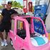 Dal giocattolo alla strada: il Barbie Dream Camper a motore che sfida il caro benzina