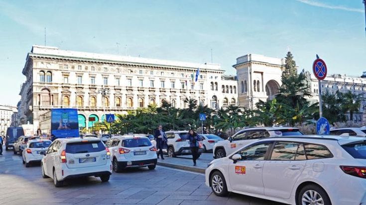 Taxi a Milano, per le nuove licenze più richieste che posti: boom per il notturno