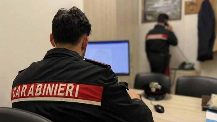 Si fingevano promoter finanziari e forze dell’ordine: 71 denunciati per truffe online
