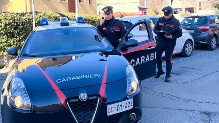 Vìola il Codice rosso appena attivato e aggredisce la compagna. I carabinieri intervengono tre volte