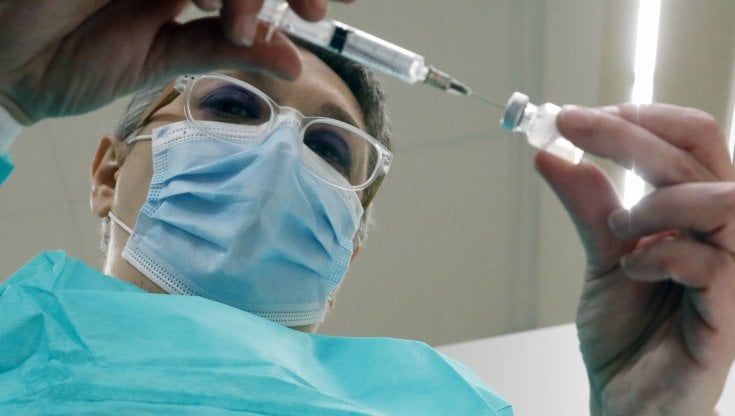 Vaccini, il Lazio scende ancora: al 16° posto per somministrazioni.  D'Amato: "Ma su dati fondamentali siamo sopra la media nazionale" 