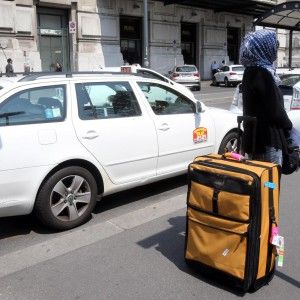 Milano, vigili bloccano 4 autisti UberPop: patente ritirata e sanzione fino a 7mila euro