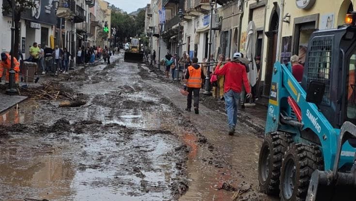 Nubifragio a Lipari, esondati torrenti: fango nelle strade e case allagate