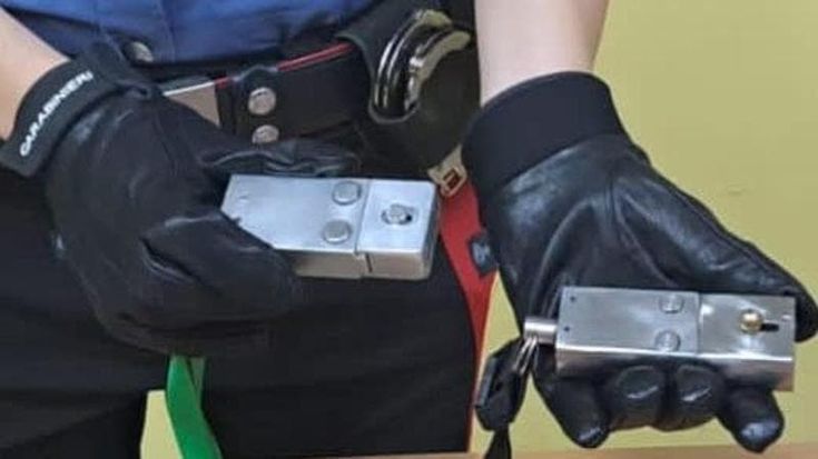 Trasformavano armi giocattolo in armi vere, c’era anche un accendino pronto a uccidere: tre arresti