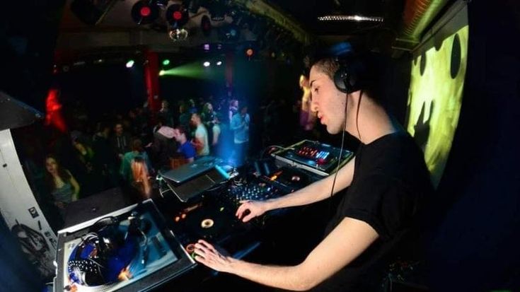 Simone Marmellosi, dj parmigiano a Parigi: “Lavoravo in bottega. Ora vivo in un Oltretorrente un po’ più grande e faccio musica nei top club”