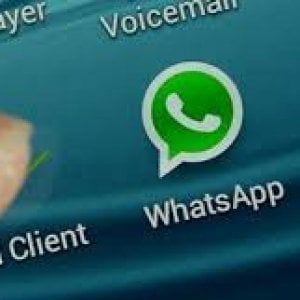 Agcom: "Whatsapp e le app di chat dovrebbero pagare per l'uso della rete telefonica"