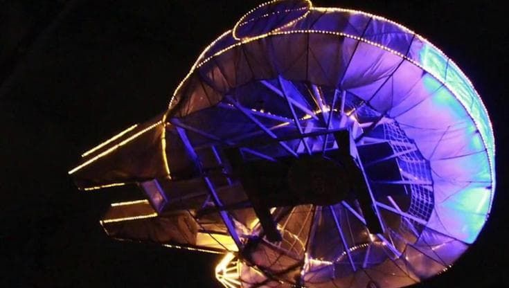 Star Wars, l'addobo di Natale più bello: il Millennium Falcon 'decolla' dal tetto