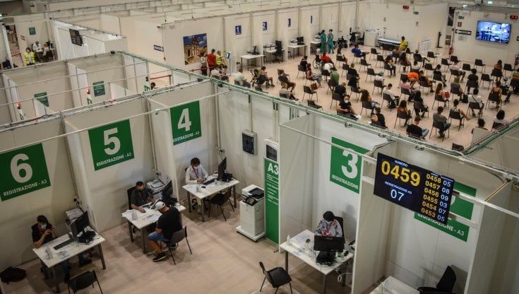Quarta dose del vaccino Covid, al via oggi 12 aprile le prenotazioni per over 80 e fragili  