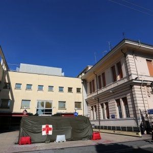 Coronavirus, il Pd: "Un ospedale di Genova dedicato ai pazienti No Covid e più tamponi per gli operatori sanitari"