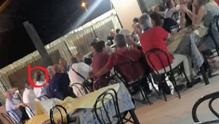 A tavola con 20 persone senza mascherina: polemica sulla cena di Musumeci nel giorno della zona gialla