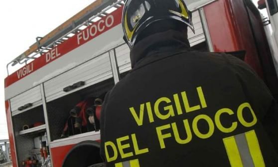 Incendio al discount in ristrutturazione, un intossicato