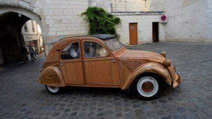 La 2Cv di legno dell'ebanista Robillard viaggia su strada