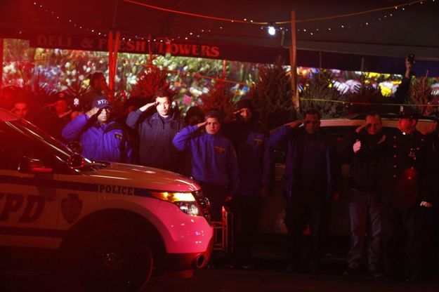 New York, passano i poliziotti uccisi: tutti sull'attenti