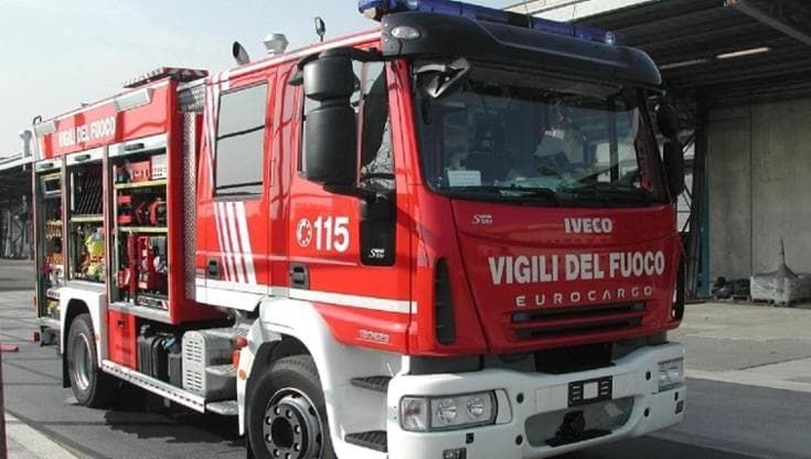 Napoli, incendiati sei camper in un capannone. Le indagini seguono la pista del racket