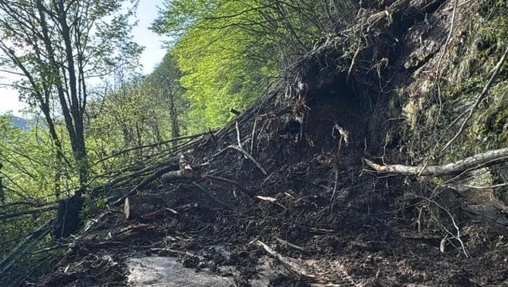 Frana ad Alto Reno Terme, chiusa la provinciale Case Forlai
