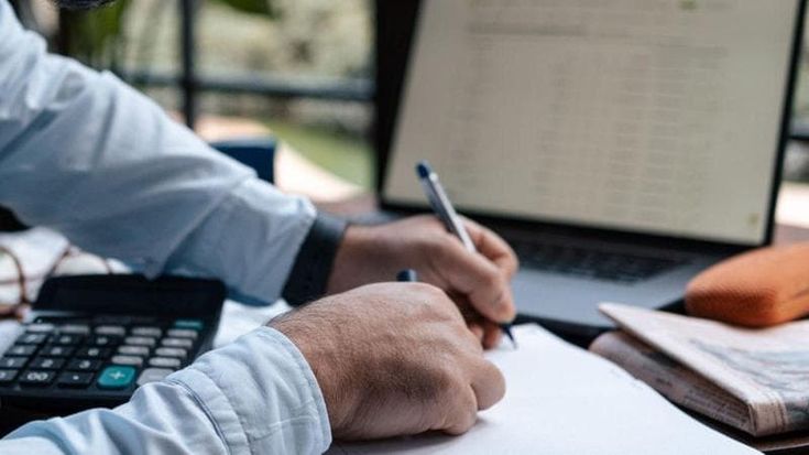 Fa il consulente per due compagnie assicurative concorrenti: il licenziamento è legittimo