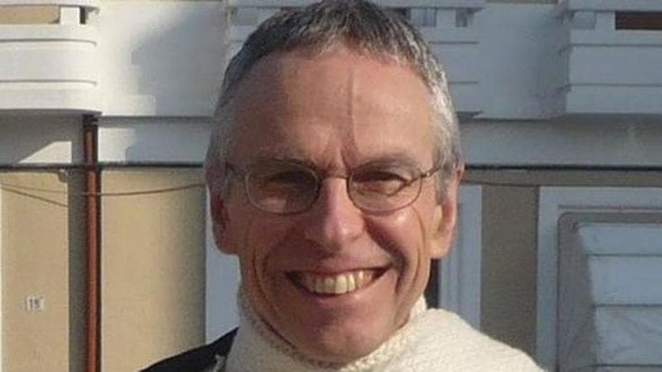 Padre Francois Dermine racconta la sua vita da esorcista: “Il diavolo esiste e si annida nei social”