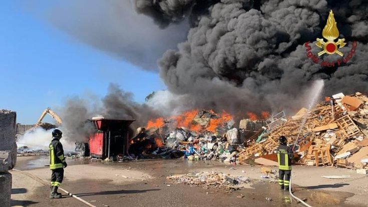 Incendio in una discarica a Ciampino: nube di fumo visibile anche da Roma. La Asl: “Tenere le finestre chiuse”