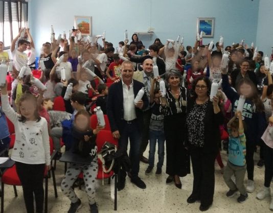 Favignana, il Comune e l'Amp consegnano le borracce in acciaio agli studenti