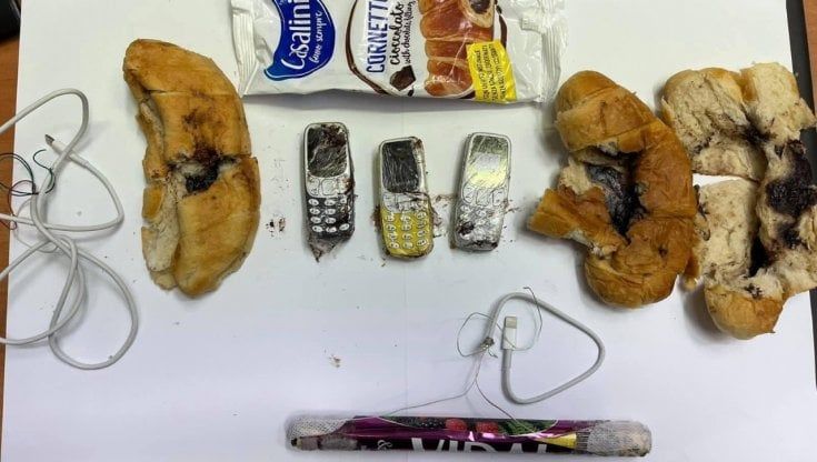 Telefoni cellulari in carcere nascosti nei cornetti al cioccolato: la scoperta a San Severo