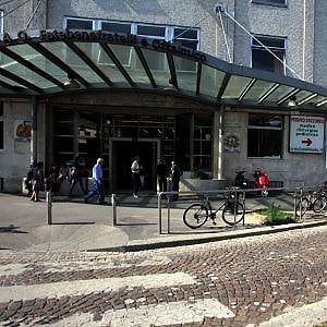 Incidente sul lavoro a Milano, colpito dalla scheggia di una bottiglia 44enne perde un occhio