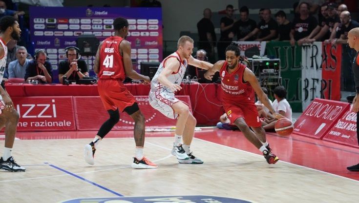Basket, facili vittorie esterne per Tortona e Varese negli anticipi