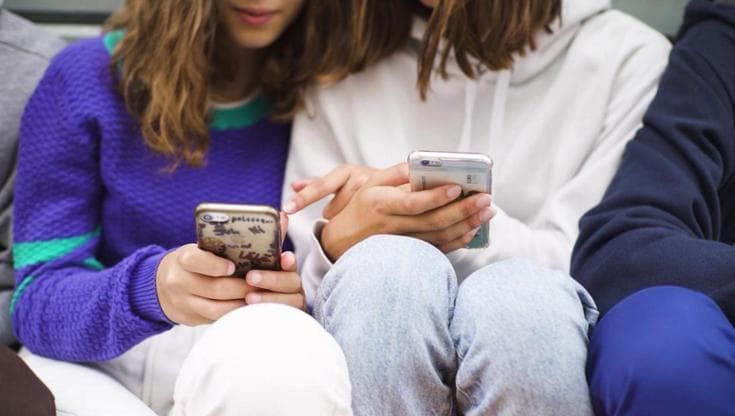 Social vietati sotto i 16 anni, la neuropsichiatra Fazzi: “Serve educazione digitale”