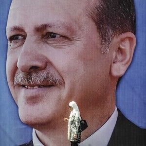 Turchia, Erdogan: "Donne non uguali agli uomini. Il grande status che riserva loro l'Islam &egrave; essere madri"
