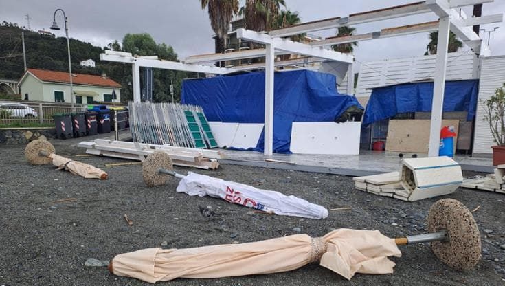 Black-out e trombe d’aria a Genova e Tigullio, danni agli stabilimenti balneari, frana a Borgoratti