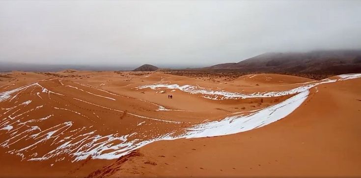 Inverno nel deserto: le straordinarie immagini della neve nel Sahara 