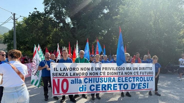 Electrolux, tavolo rinviato a settembre. Urso: “Primo cambio di passo da parte dell’azienda”