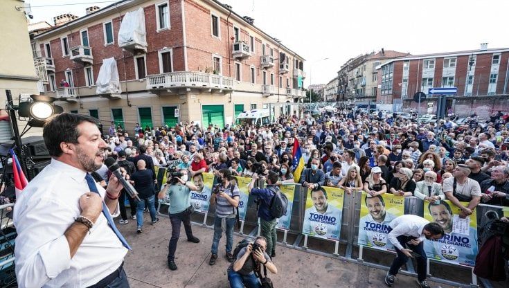 Torino, Salvini a comizio tra applausi e contestazioni: "Dalle urne qui una delle sorprese più belle"