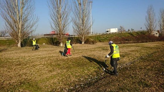 Pulizia urbana, a Parma le attività dei volontari richiedenti asilo