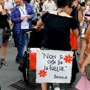 L'orgoglio di essere matti, la sfilata a Torino e a Parigi