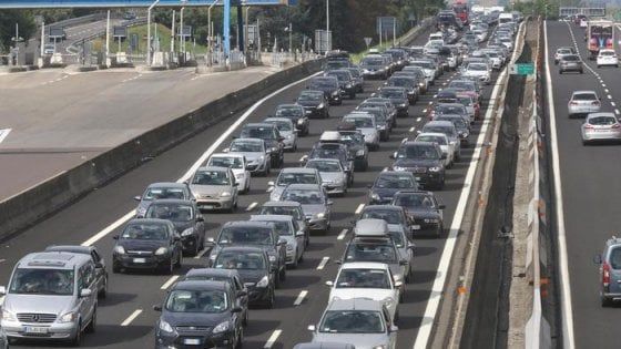 Foggia, bimbo di 3 anni muore nello scontro tra due auto in A14: "Chieuti in lutto per Simone"