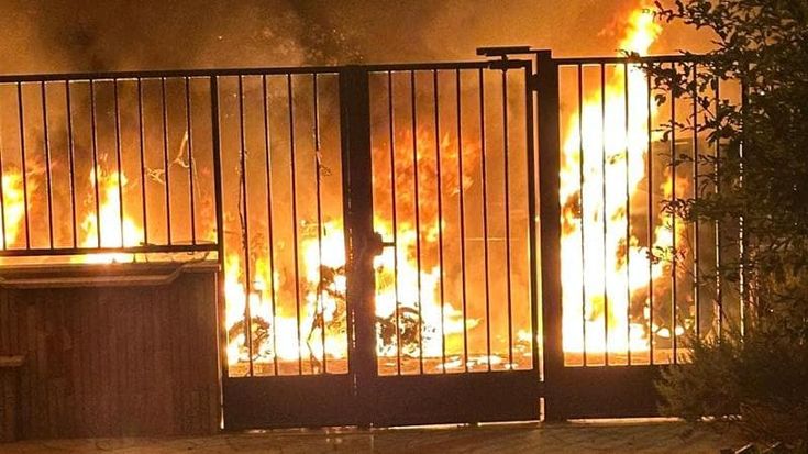 Ostia, rogo di moto e auto nella notte: i carabinieri indagano sulla pista dolosa