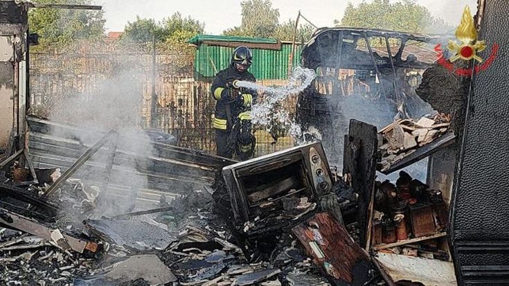 Desio, esplode bombola di gas in un’area con roulotte e baracche: morti quattro cani nell’incendio