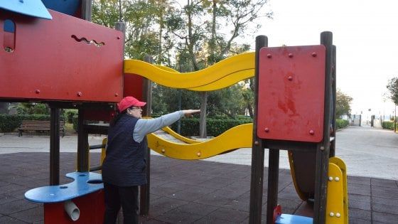 Bari, giostrine da incubo tra vandali e incuria: "Su scivoli e altalene i bambini sono a rischio" 