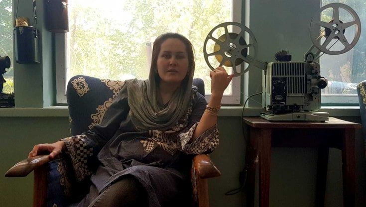 Fare cinema a Kabul, il coraggio di Saharaa: “Se tornano i talebani, mi uccidono”