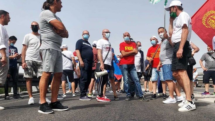Whirlpool, terminato il presidio all'uscita dell'autostrada: lavoratori in fabbrica