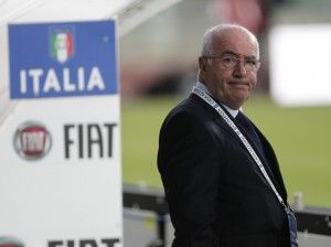 <span style="font-weight: bold;">Malag&ograve; elogia Tavecchio<br />Ma ora "squadra" e riforme<br /></span>