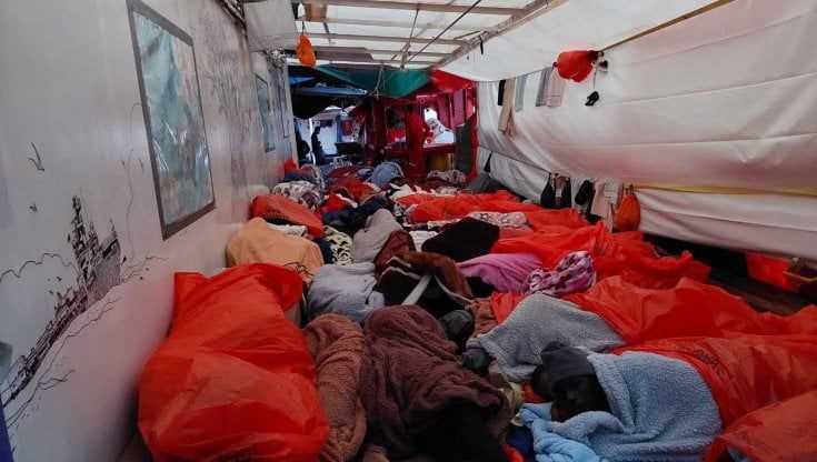 La Ocean Viking con 306 migranti in attesa di un porto sicuro: "Nove richieste, nessuna risposta"