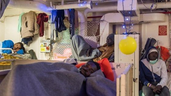 Migranti, la Ue: "Sette stati pronti ad accogliere, c'è anche l'Italia". Ma Salvini continua a dire di no